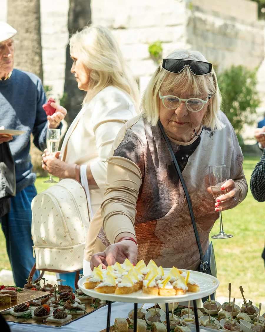Gost s tanjurom na catering događaju