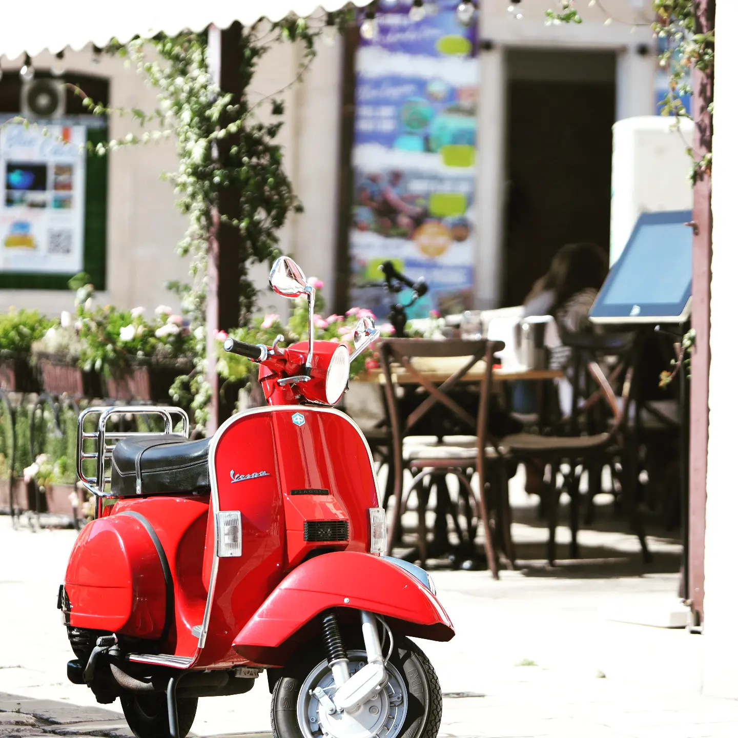 Crvena Vespa ispred konobe